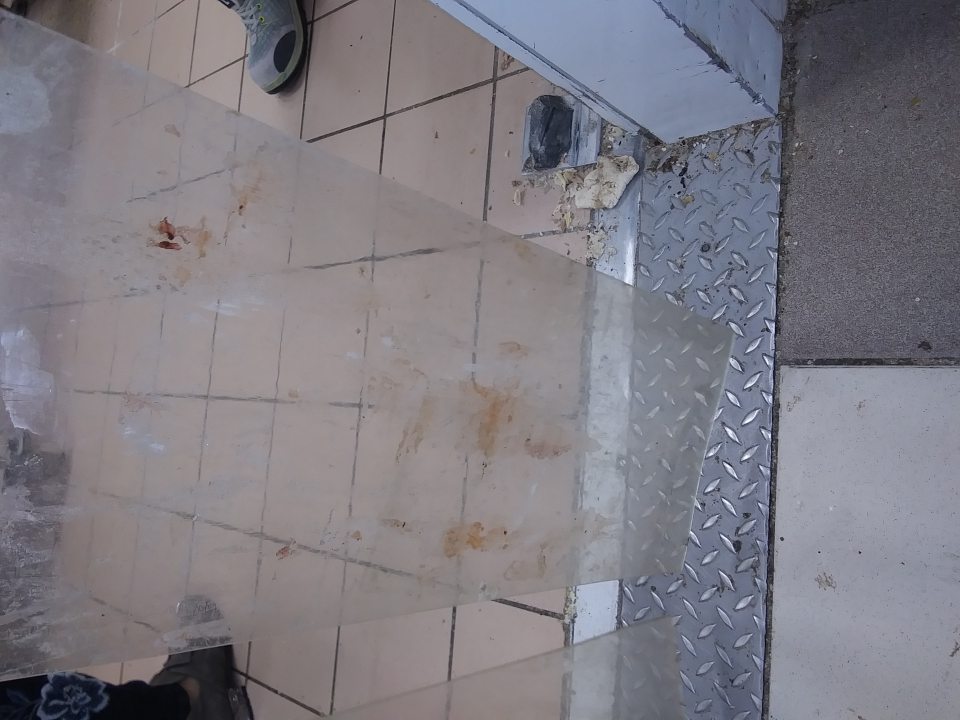 Znečistené plastové lamely pri vchode do chladiaceho boxu.