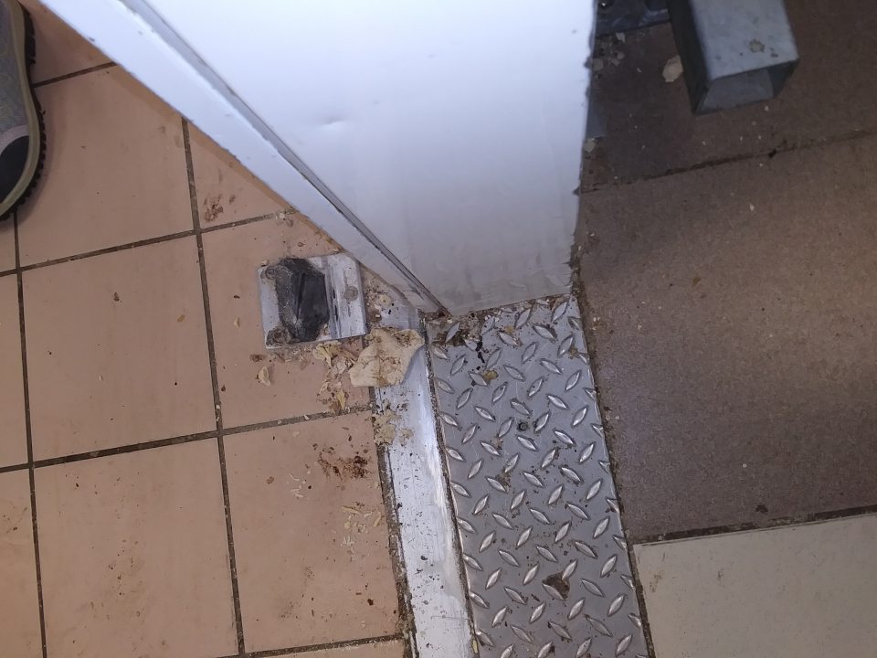 Prachom a zvyškami surovín znečistená podlaha vo výrobnom priestore.
