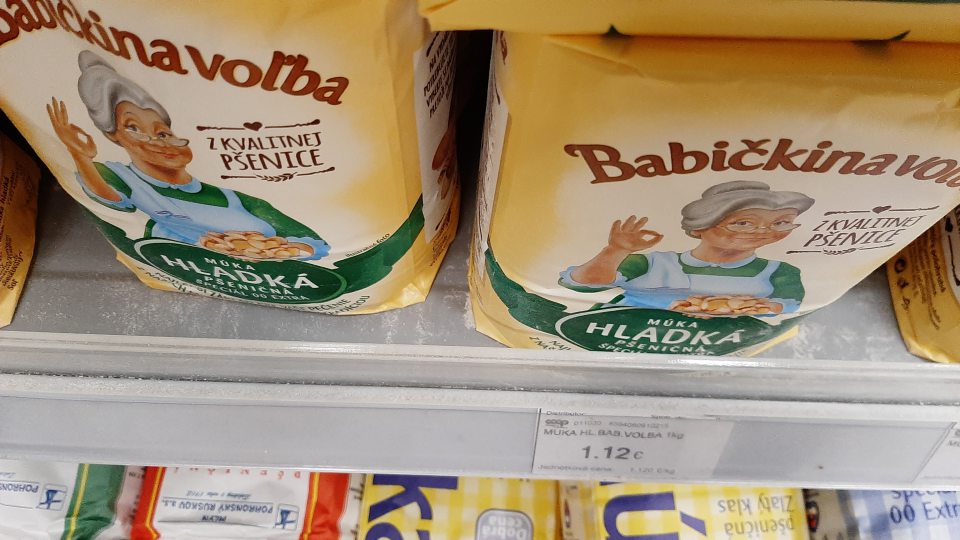 Znečistené regále v predajni na suché potraviny (múka, cukor, cestoviny) rôznymi nečistotami - prachom, rozsypanou múkou, cukrom.