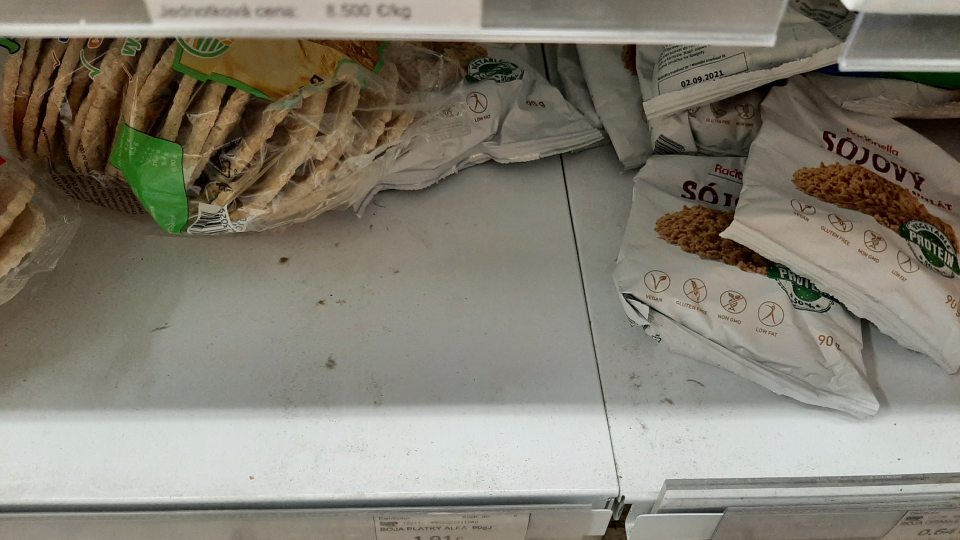 Znečistené regále v predajni na suché potraviny (múka, cukor, cestoviny) rôznymi nečistotami - prachom, rozsypanou múkou, cukrom.