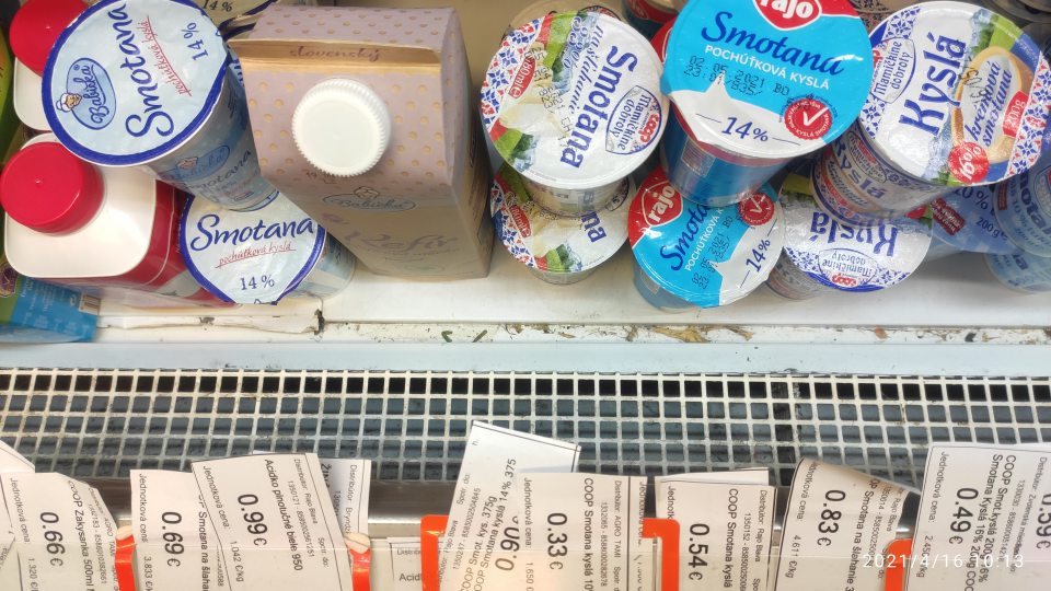 Zvyšky potravín a hrubá nečistota na ložnej ploche chladiarenskej vitríny.