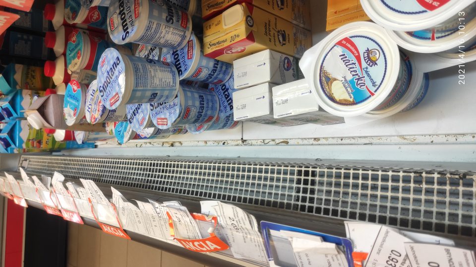 Zvyšky potravín a hrubá nečistota na ložnej ploche chladiarenskej vitríny.