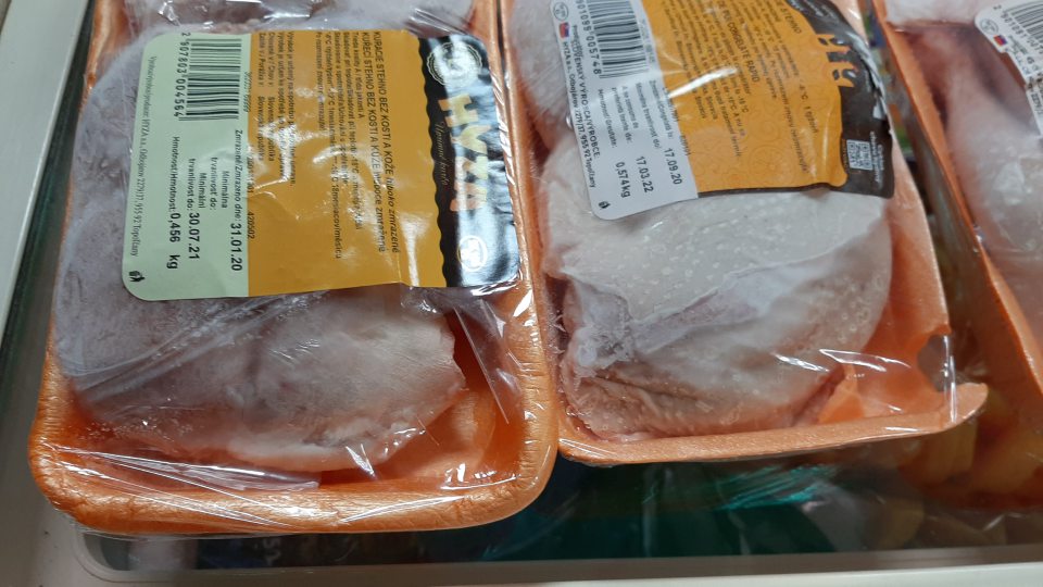 Zistený predaj potravín s poškodeným obalom v predajni v mraziacom zariadení.