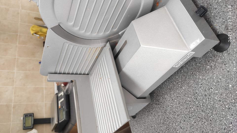 Nárezový stroj na predajnej ploche bol znečistený mastnotou a zvyškami krájaných mäsových výrobkov.