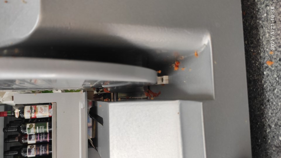 Nárezový stroj na predajnej ploche bol znečistený mastnotou a zvyškami krájaných mäsových výrobkov