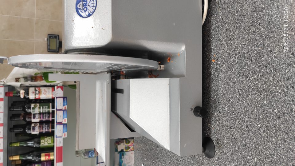 Nárezový stroj na predajnej ploche bol znečistený mastnotou a zvyškami krájaných mäsových výrobkov