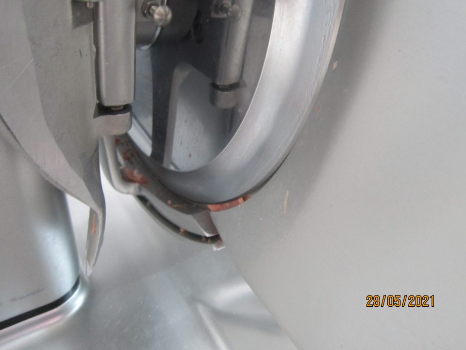 1. Znečistený nárezový stroj 