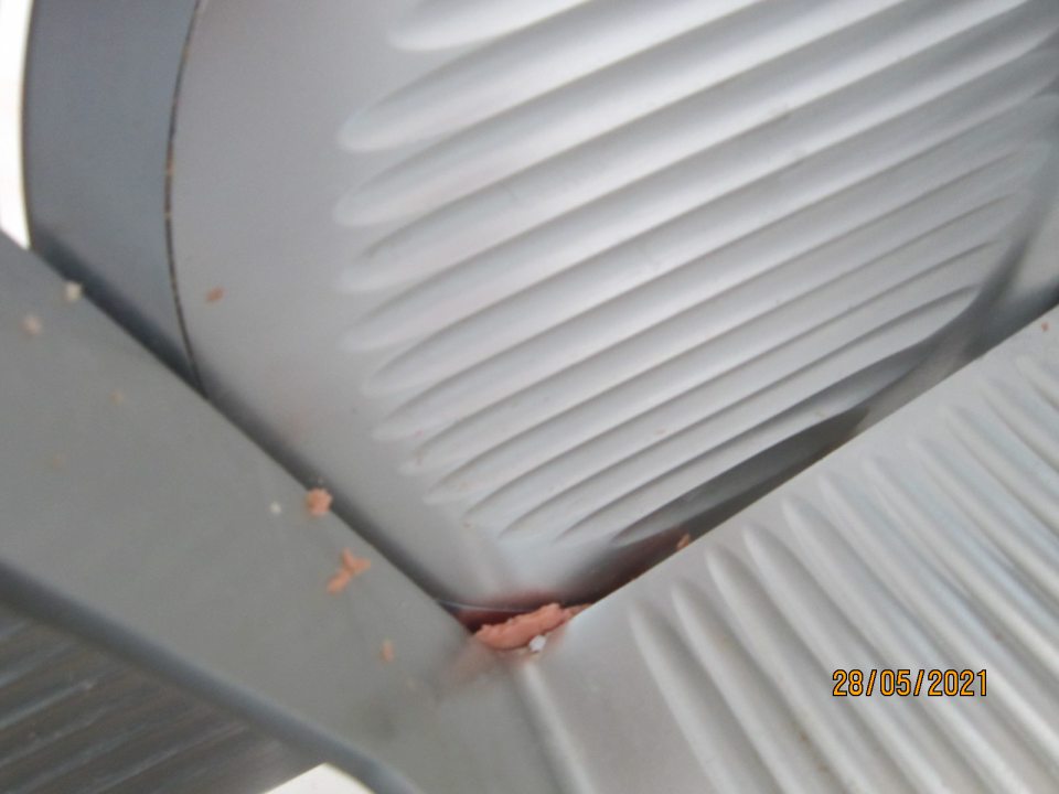 2. Znečistený nárezový stroj