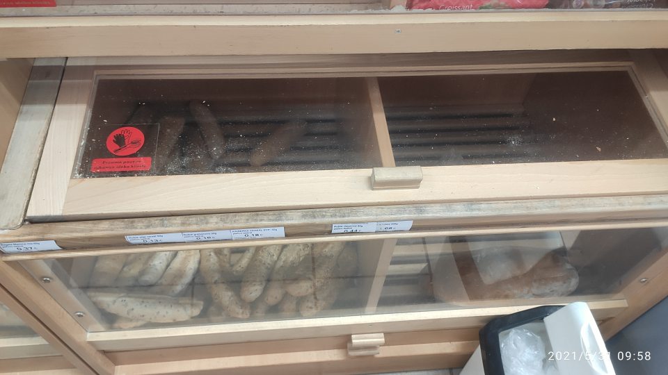 Znečistená plocha posuvných dvierok na ochranu nebaleného pečiva.