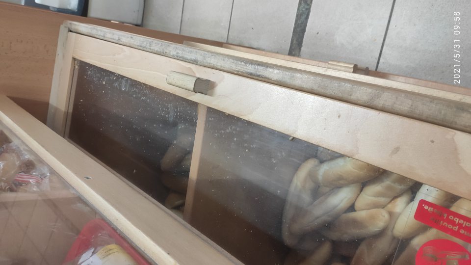 Znečistená plocha posuvných dvierok na ochranu nebaleného pečiva