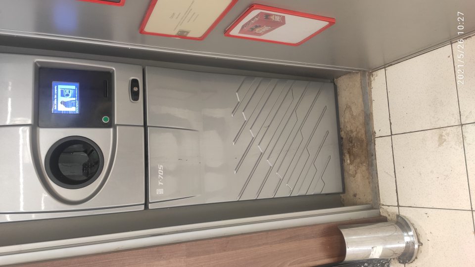 Podlaha v blízkosti automatu na zber vratných obalov