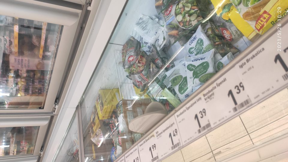 Znečistená vrchná časť zasúvacích dvierok mraziacich boxov