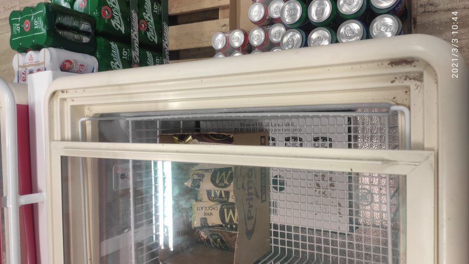 V piatich mraziacich boxoch na predajnej ploche, ktoré sú určené na uskladnenie mäsa, mrazenej zeleniny, mrazených krémov a pod. bola v časti líšt posuvných dvierok hrubá vrstva nečistoty.