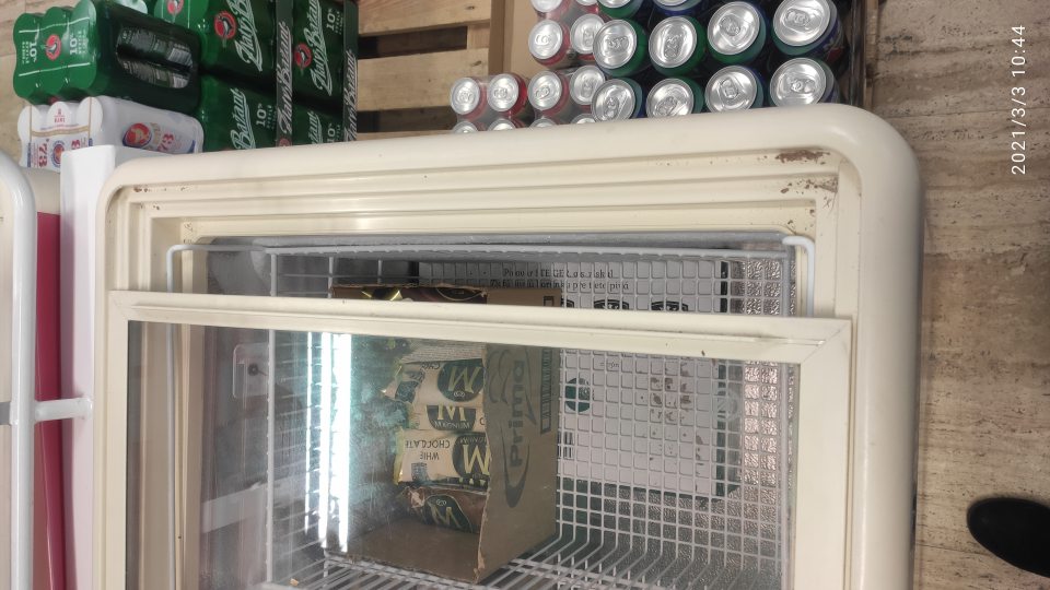 V piatich mraziacich boxoch na predajnej ploche, ktoré sú určené na uskladnenie mäsa, mrazenej zeleniny, mrazených krémov a pod. bola v časti líšt posuvných dvierok hrubá vrstva nečistoty.