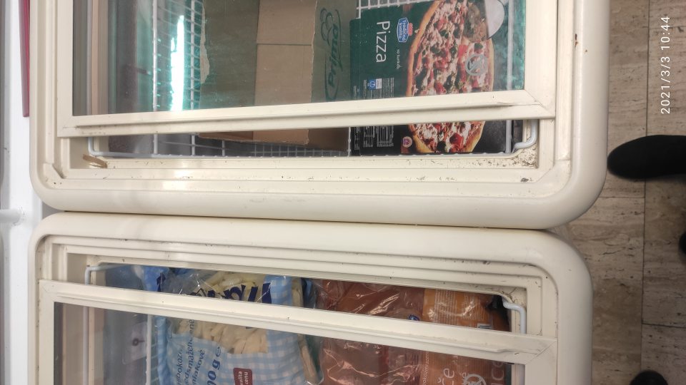 V piatich mraziacich boxoch na predajnej ploche, ktoré sú určené na uskladnenie mäsa, mrazenej zeleniny, mrazených krémov a pod. bola v časti líšt posuvných dvierok hrubá vrstva nečistoty.