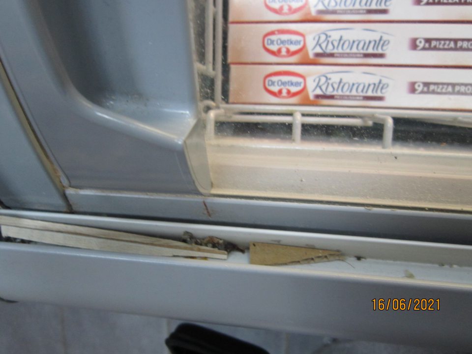 1. Znečistené mraziace zariadenie v predajni v mieste drážok posuvných dverí