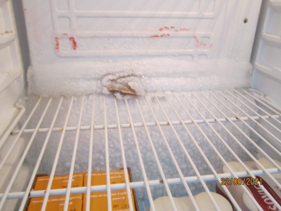 1. Znečistené chladiace zariadenie v suchom sklade potravín na skladovanie mliečnych výrobkov