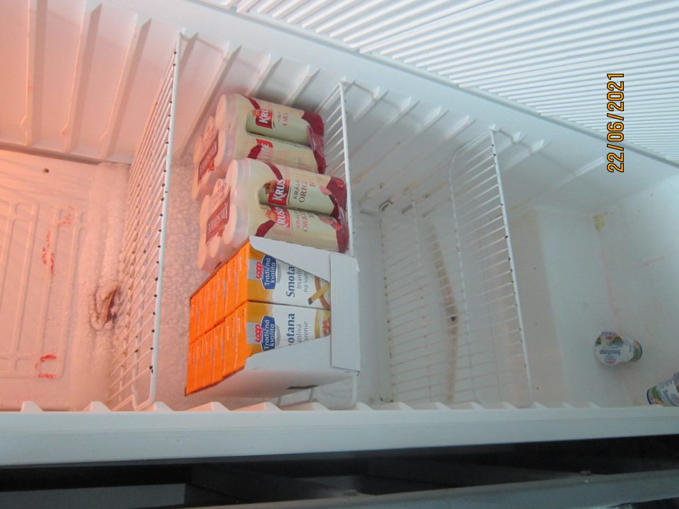 2. Znečistené chladiace zariadenie v suchom sklade potravín na skladovanie mliečnych výrobkov