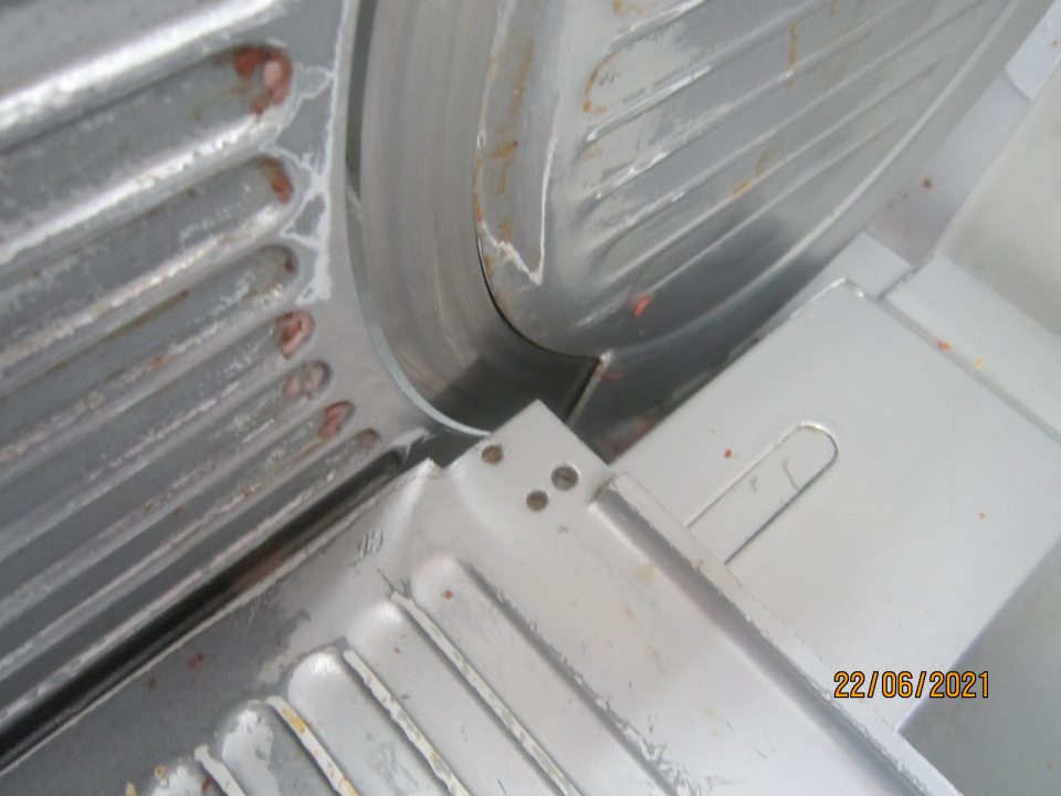 3. Znečistený nárezový stroj na krájanie mäsových výrobkov v predajni