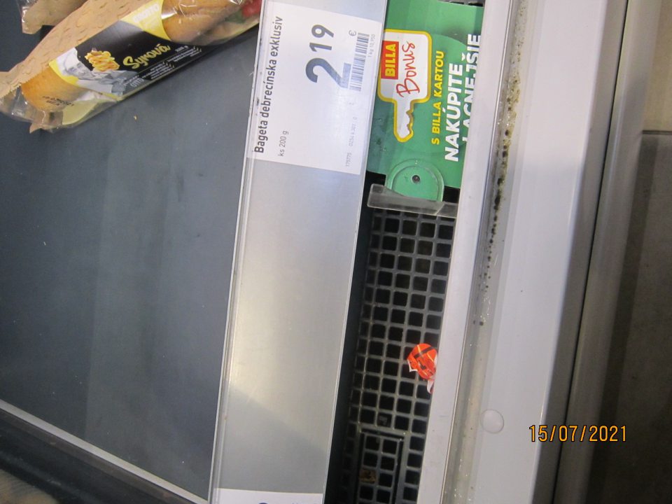 1. Znečistená chladiaca vitrína na predajnej ploche - pleseň