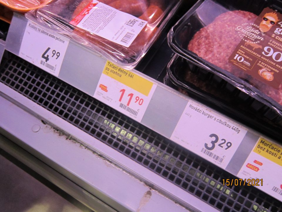 2. Znečistená chladiaca vitrína na predajnej ploche - pleseň.