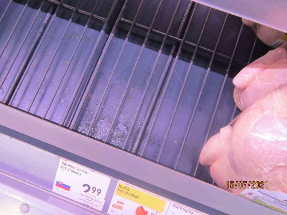 3. Znečistená chladiaca vitrína na predajnej ploche - zatečená ložná plocha v mieste uchovávania baleného mäsa.