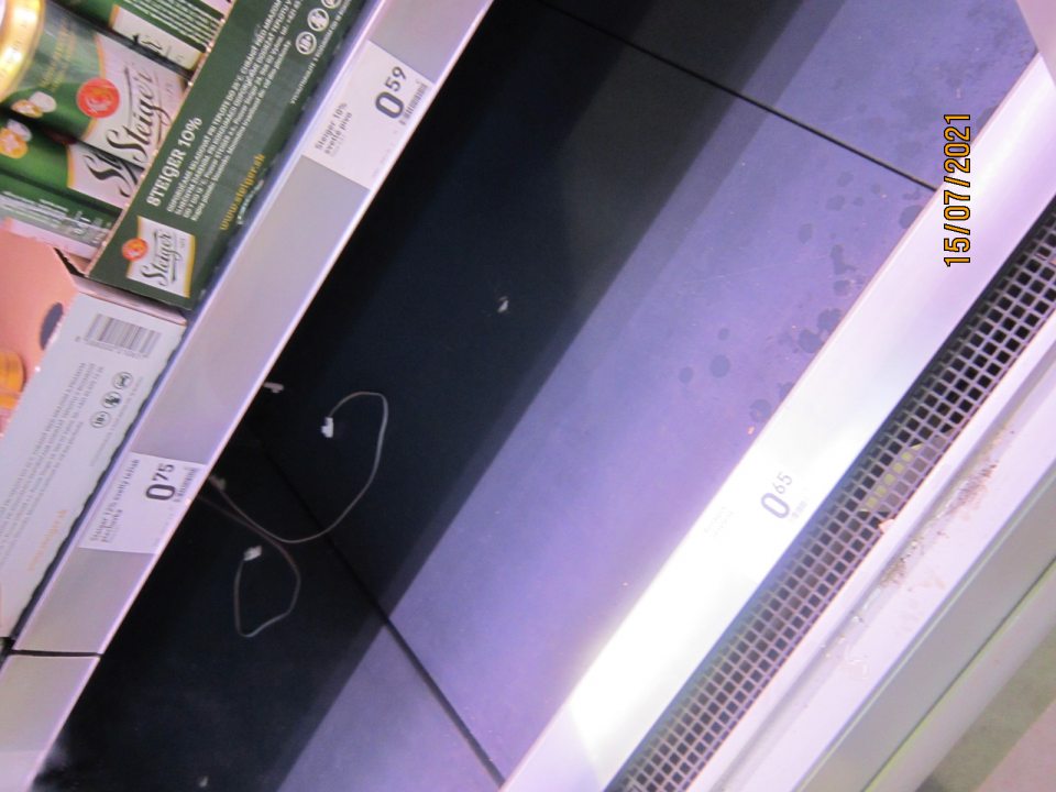 4. Znečistená chladiaca vitrína na predajnej ploche - pleseň-  v mieste predaja piva v plechovkách.