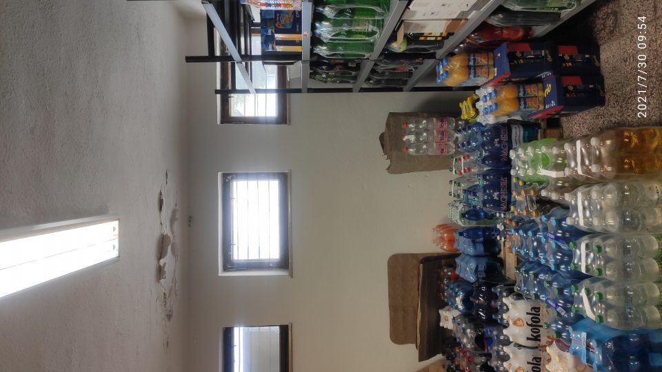 	Strop v sklade potravín bol poškodený s olupujúcim/opadávajúcim sa náterom