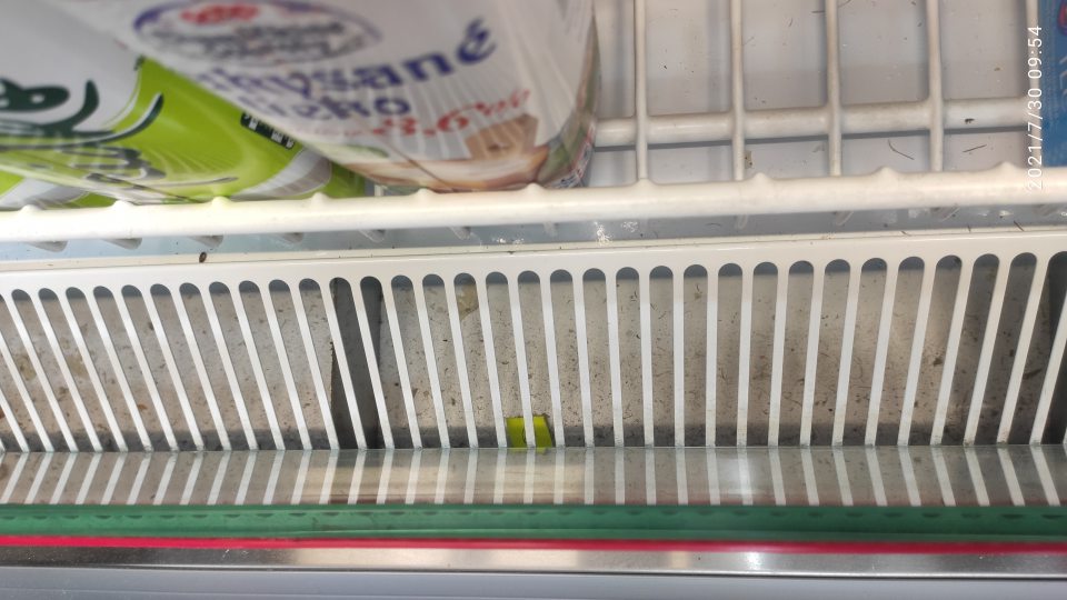 priestor pod mriežkou v chladiacej vitríne pre mliečne výrobky bol znečistený zvyškami potravín