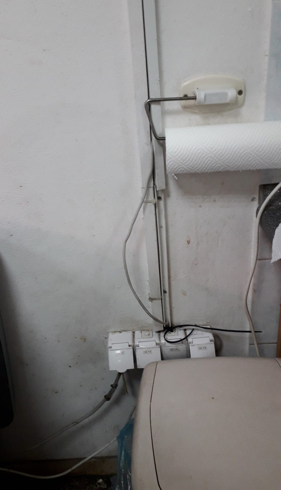 Stena v priestore predaja lahôdkárskych výrobkov je v okolí umývadla a nádoby na odpadky znečistená.