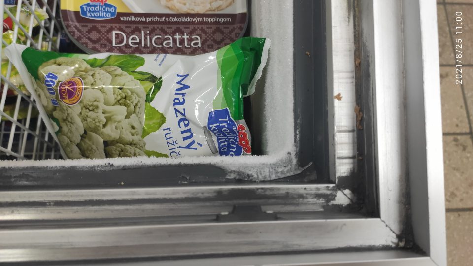 mraziaci box na predajni bol znečistený (v mieste drážky posuvných dvierok) 
