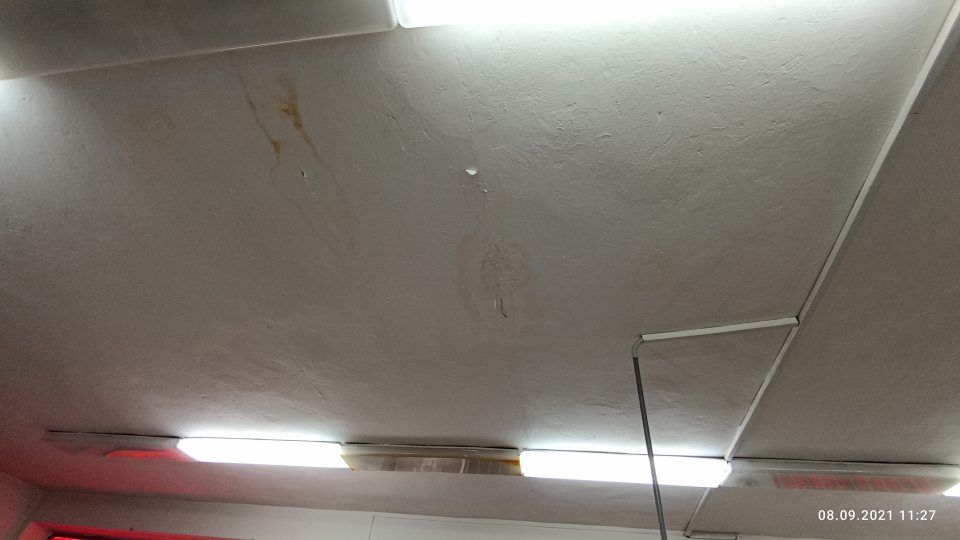 strop zatečený s opadávajúcou omietkou na predajni