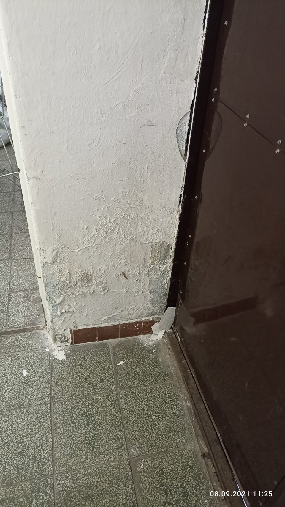 poškodená stena v manipulačnej chodbe