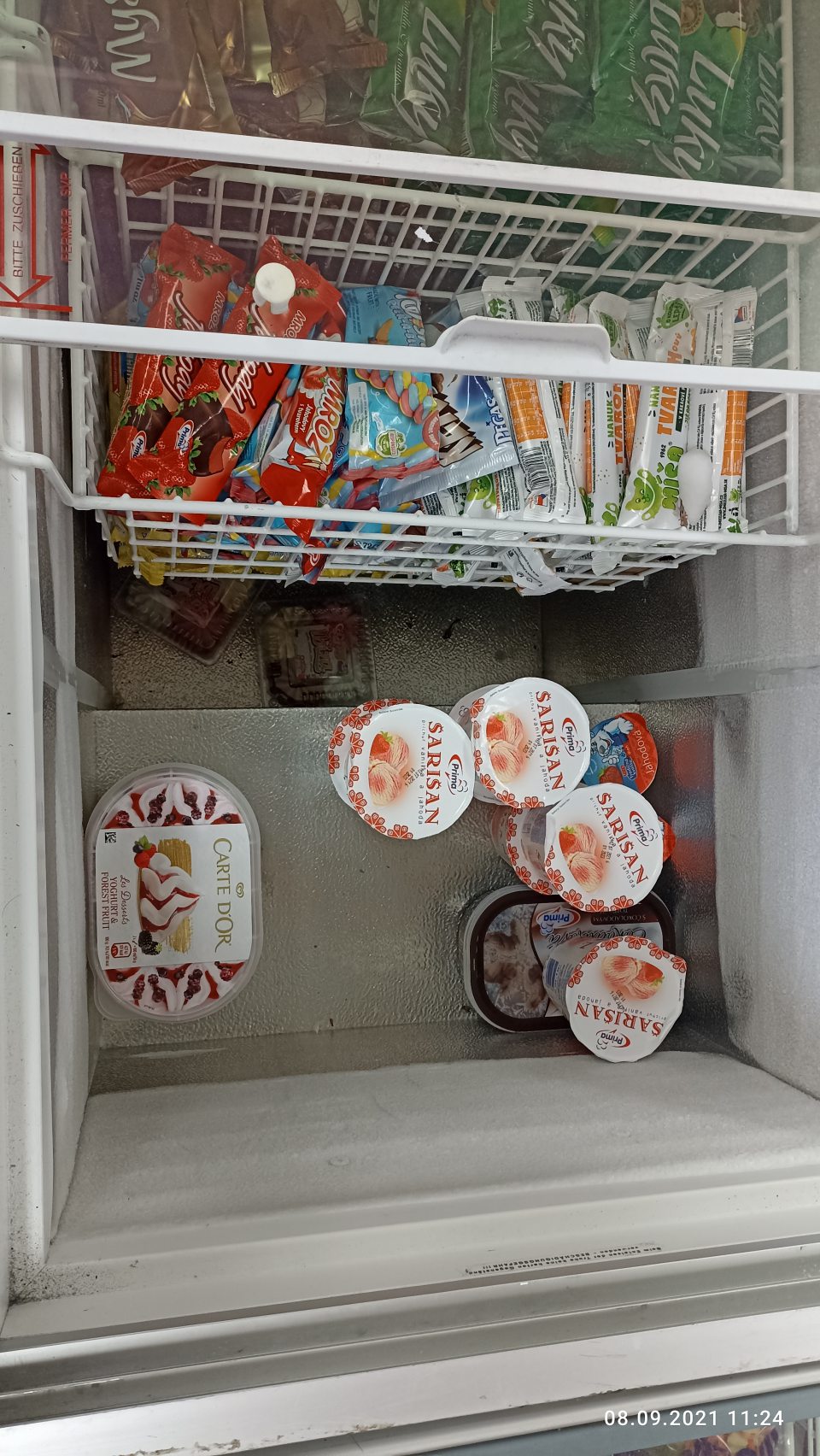 znečistená ložná plocha mrazničky aj drážky dvierok