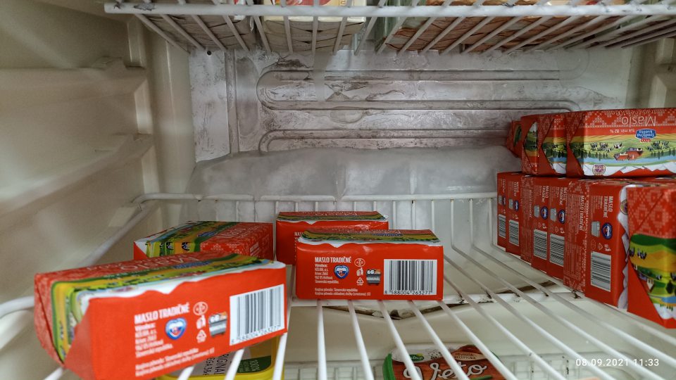 námraza v chladiaku na mliečne výrobky
