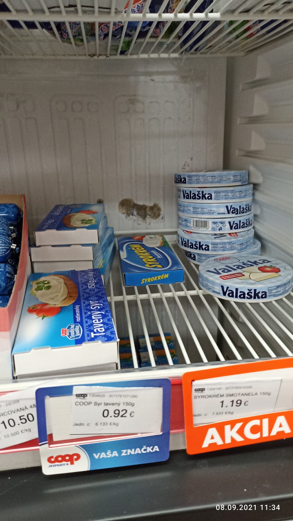 znečistená chladiaca vitrína od papierového obalu