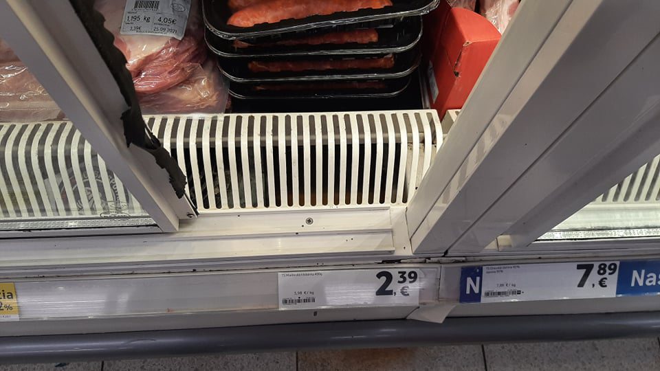 Poškodený, olúpaný náter so začínajúcou koróziou na viacerých miestach chladiarenskej vitríny na predajnej ploche, posuvné dvere vitríny majú poškodené tesnenie, nedoliehajúce, zvlnené v mieste uchovávania baleného mäsa a mäsových výrobkov.