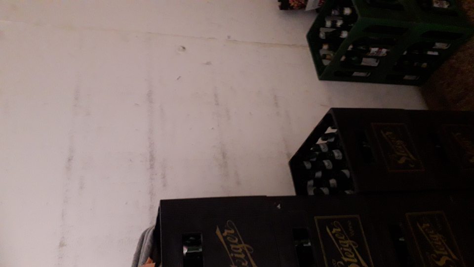  Steny v sklade, v priestore predaja, v manipulačnej chodbe sú na viacerých miestach znečistené, majú opotrebovaný náter