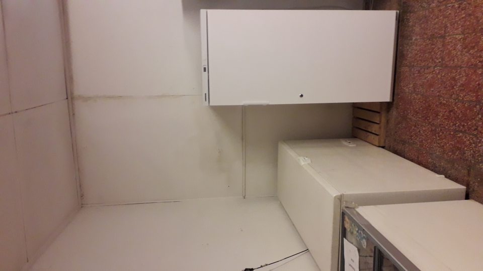  Steny v sklade, sú  znečistené, majú opotrebovaný náter.