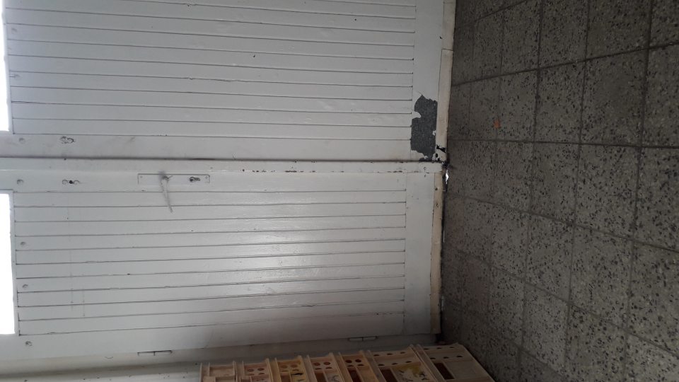  Dvere z vonkajšieho prostredia do manipulačnej chodby neboli v spodnej časti dostatočne zabezpečené proti vniknutiu škodcov.