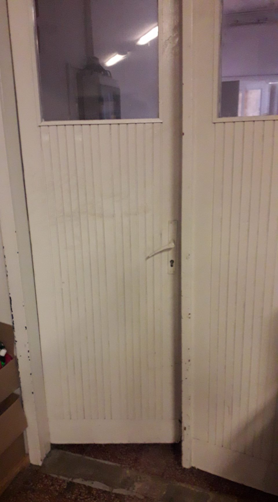  dvere do vonkajšieho prostredia, dvere do manipulačnej chodby, dvere aj zárubne do skladu potravín majú na viacerých miestach opotrebovaný náter