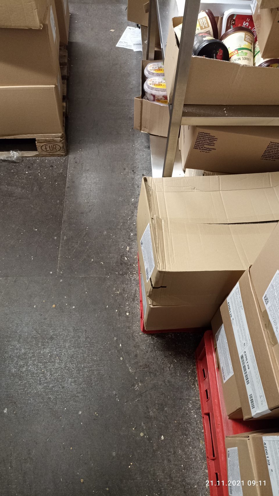 Znečistená podlaha v mraziacom boxe v zázemí