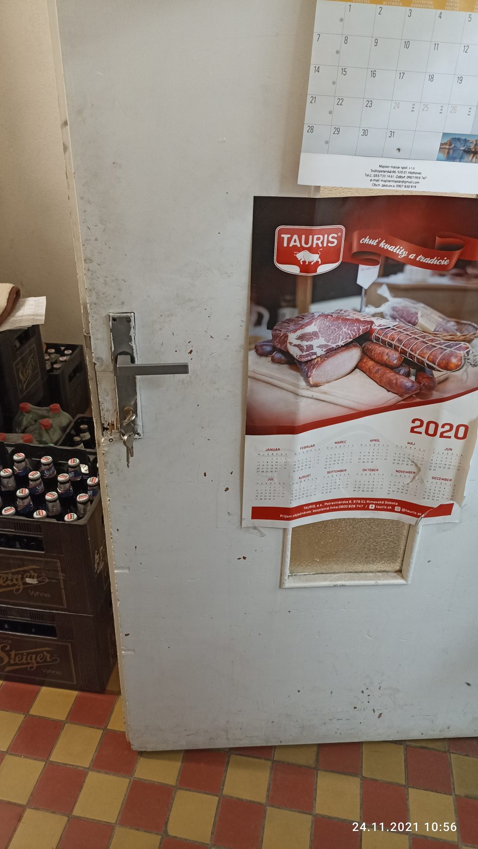 Dvere v zlom stave údržby, znečistené