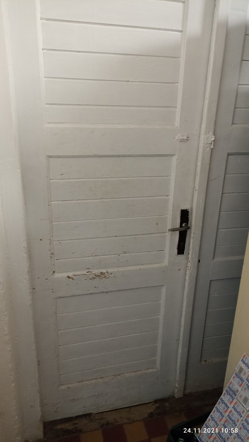 Dvere v zlom stave údržby