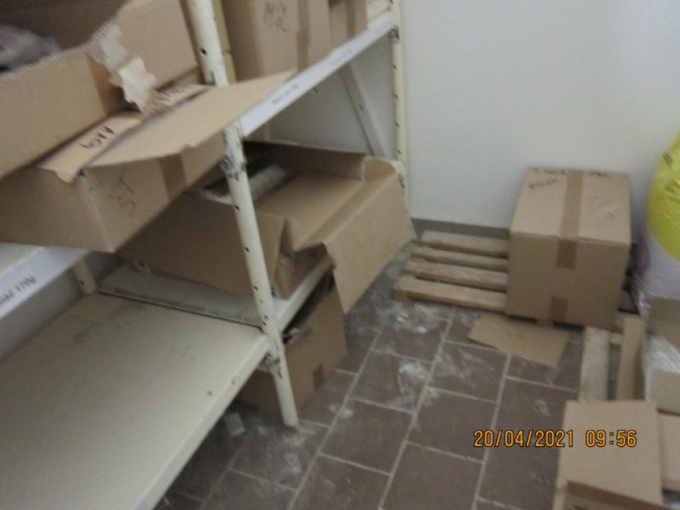V sklade obalových materiálov znečistená podlaha prachom, múkou a zvyškami obalového materiálu.