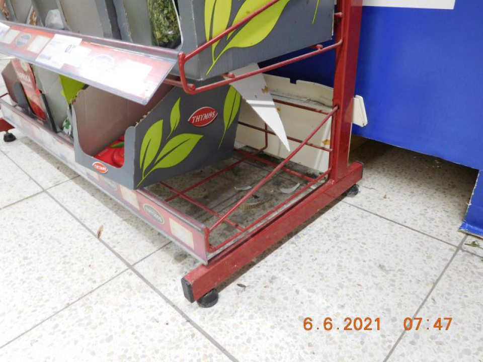 V priestore predajne pod prenosným regálom na koreniny podlaha silno znečistená prachom a hrubými nečistotami.