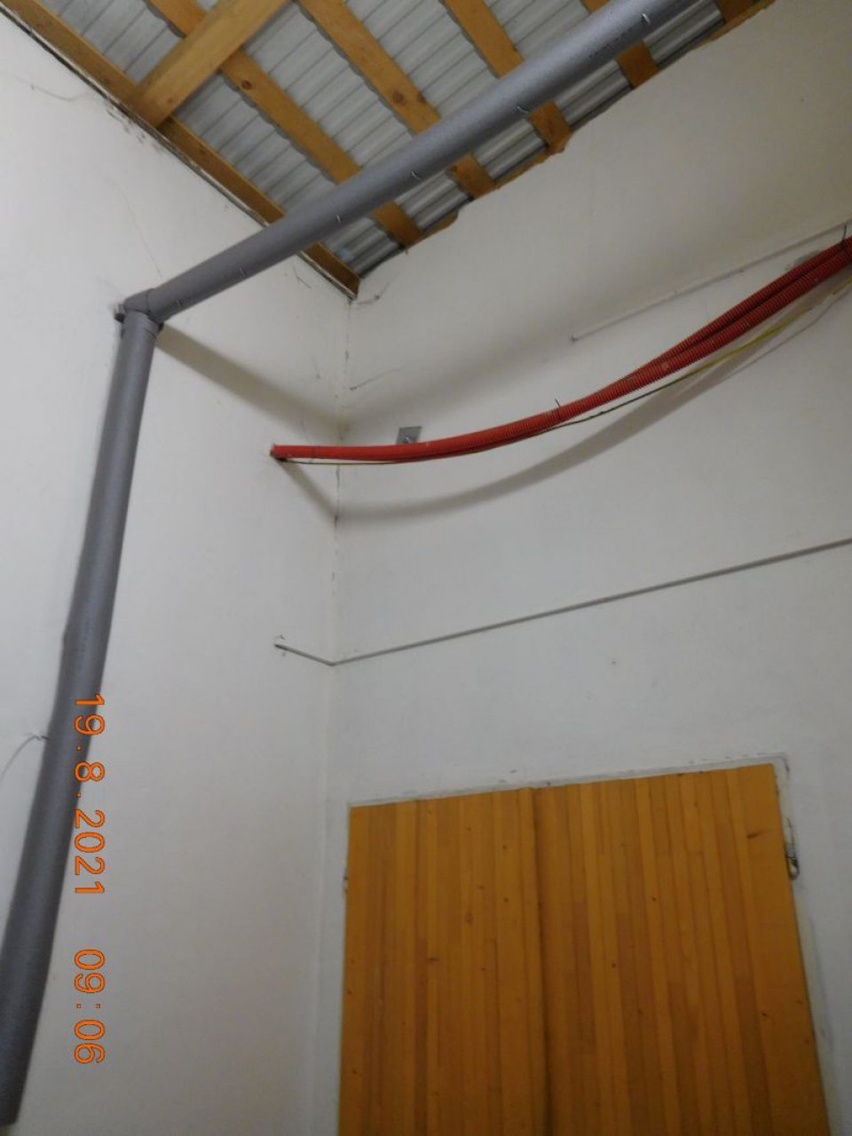 V priestore príjmu pekárskych výrobkov na stenách a strope zistené pavučiny obalené prachom na viacerých miestach.