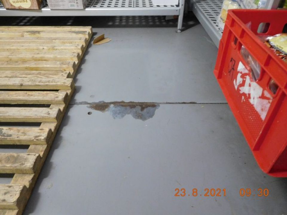 Podlaha v chladiacom boxe na mliečne výrobky má poškodenú povrchovú úpravu- korózia.