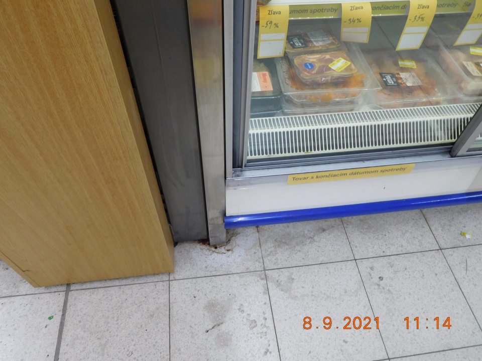 Podlaha v priestoroch predajne  pri chladiacom zariadení na čerstvé balené mäso bola znečistená prachom a zvyškami potravín.