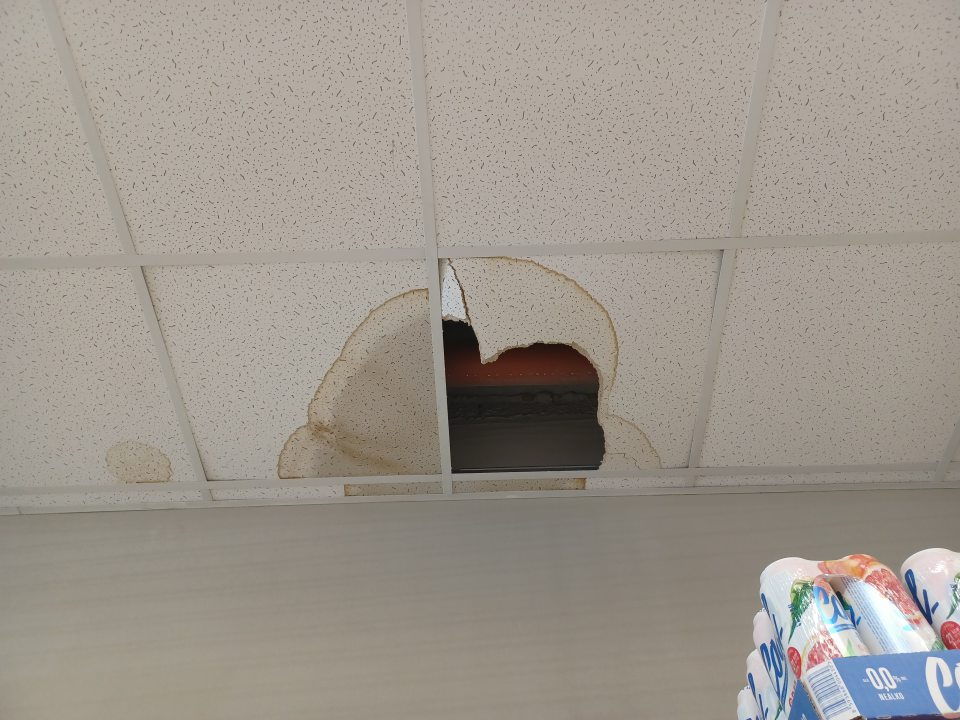 Strop zatečený, poškodený